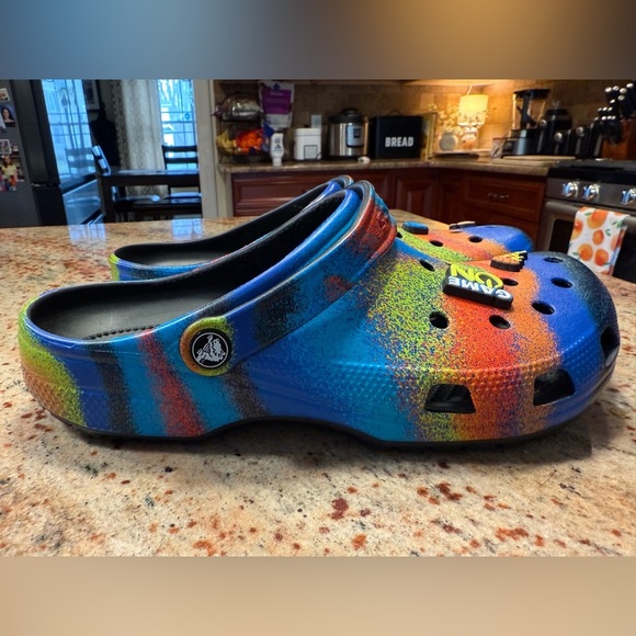 Crocs Black/Rainbow Clogs With Jibbitz Women’s 12/Men’s 10 New Without Tags - Picture 6 of 13